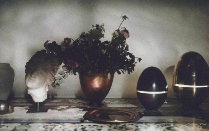 διακόσμηση χώρου με αντικείμενα και υφές