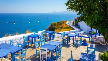 Παραδοσιακά λευκά σπίτια με κεραμοσκεπές στη Σκόπελο - διεθνής προβολή του νησιού