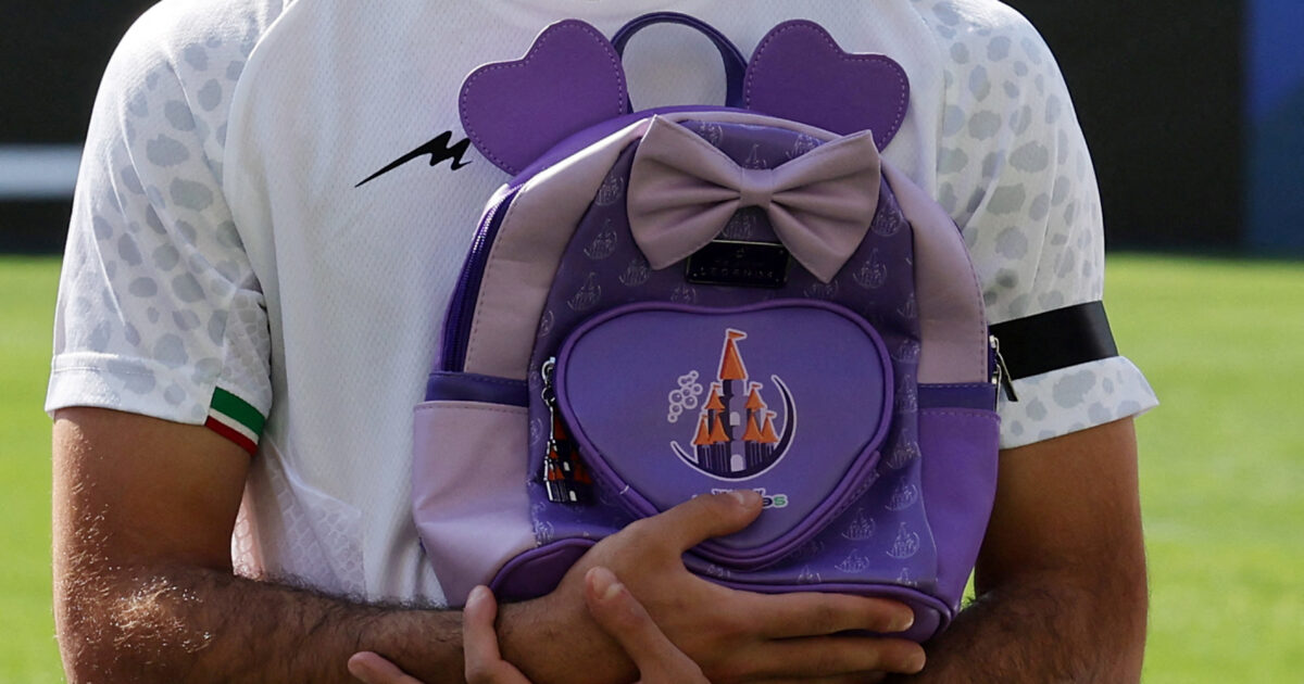 Εθνική Ιράν με σχολικές τσάντες πριν το παιχνίδι