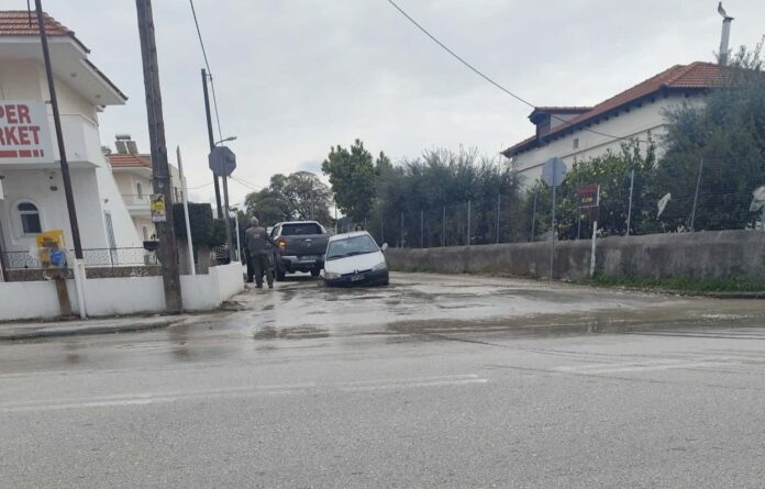 Αυτοκίνητο σε τρύπα οδοστρώματος από σπασμένο αγωγό Ιαλυσός