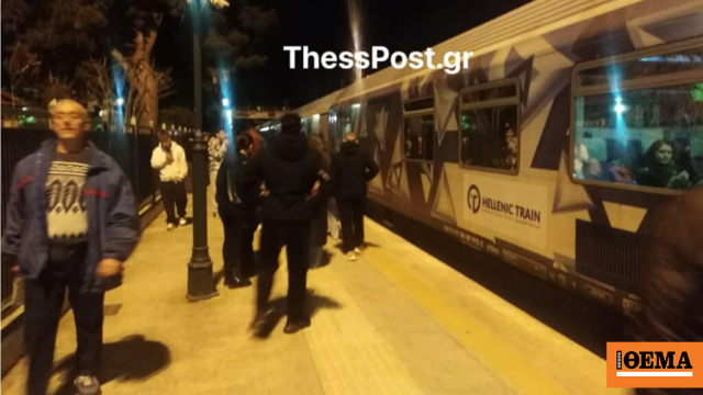 Τρένο στον σταθμό της Οινόης με επιβάτες