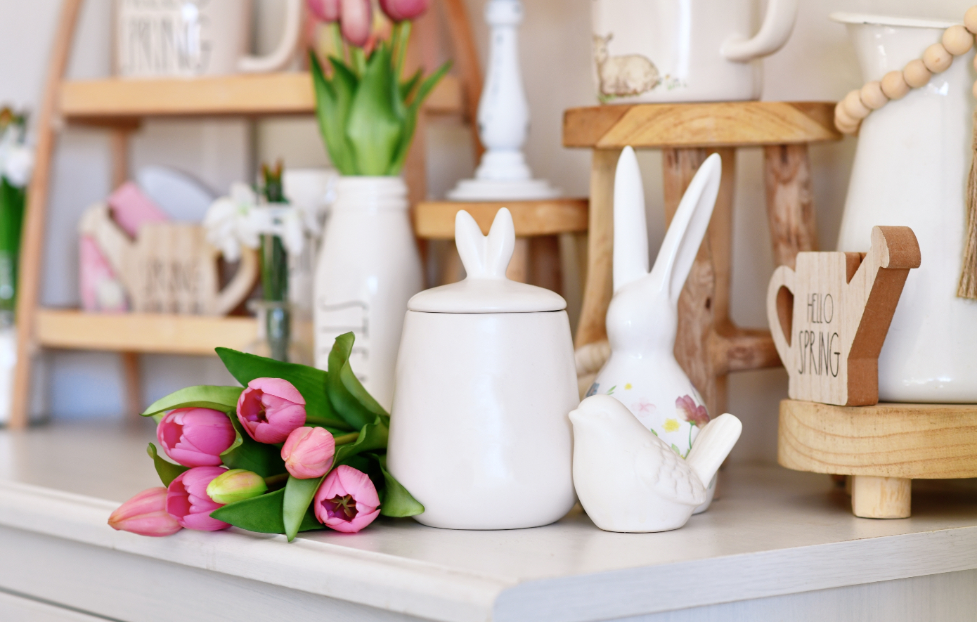 Ανοιξιάτικα λουλούδια σε βάζο για διακόσμηση σπιτιού