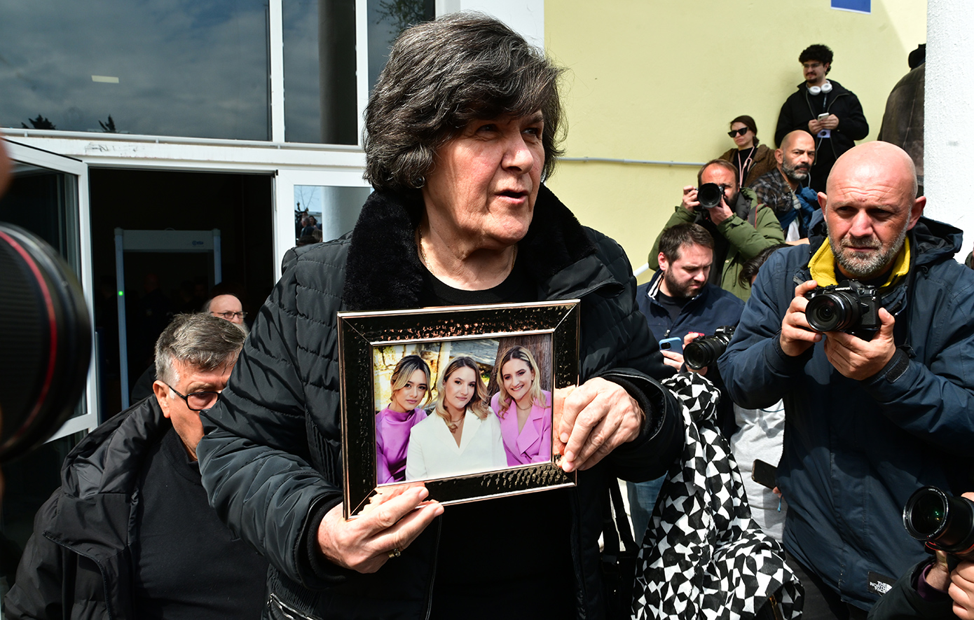 Δίκη Τεμπών: Η γιαγιά με τη φωτογραφία των 3 εγγονών Γιαγιά κρατά φωτογραφία στη δίκη των Τεμπών