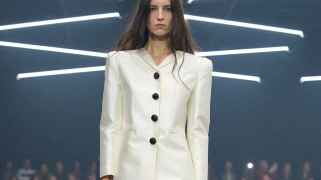 Άνδρας περπατάει στη φύση για ψυχική υγεία