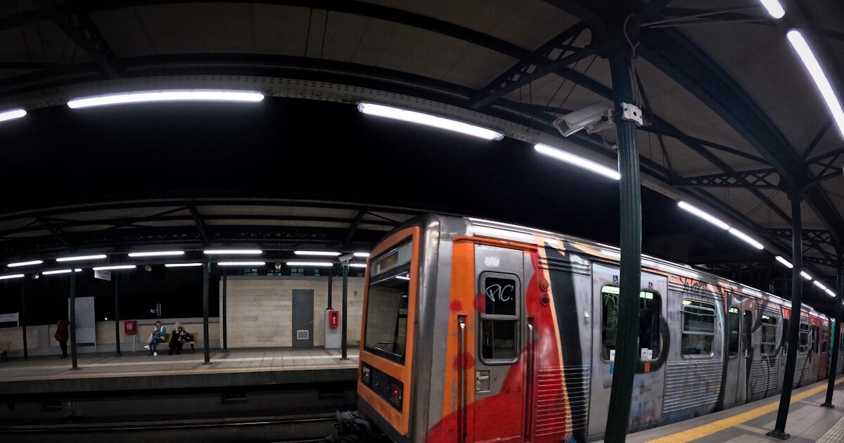 Επίθεση με πέτρες κατά συρμού Μετρό Αθήνας