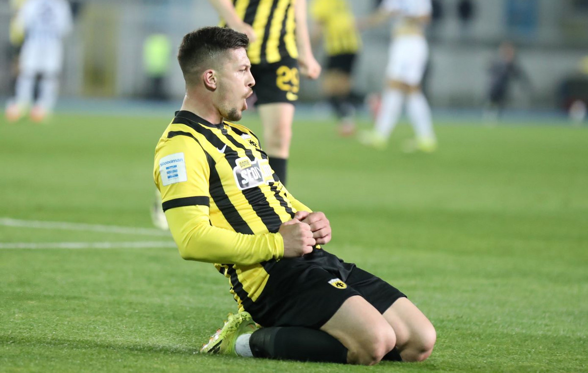 Λούκα Γιόβιτς ΑΕΚ πανηγυρίζει γκολ στο γήπεδο