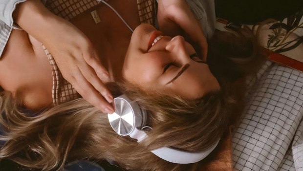 Μουσική και άγχος: 24 λεπτά αρκούν για ανακούφιση μουσική άγχος ακουστικά χαλάρωση ακρόαση