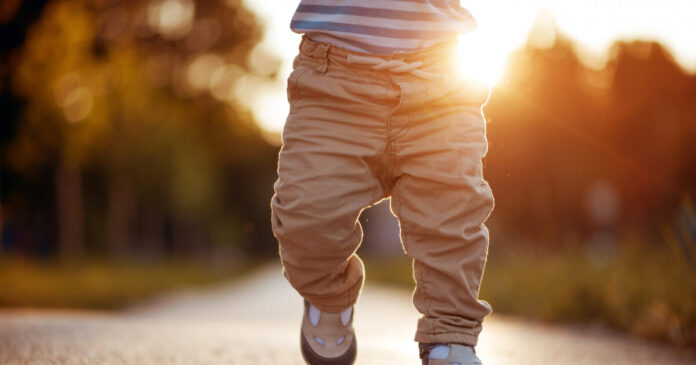 Παιδί περπατά μόνο του σε δρόμο της Θεσσαλονίκης