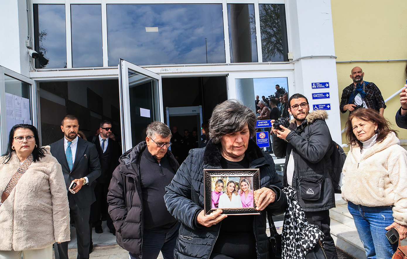 Δίκη Τεμπών: Η γιαγιά με τη φωτογραφία των 3 εγγονών Γιαγιά κρατά φωτογραφία στη δίκη των Τεμπών
