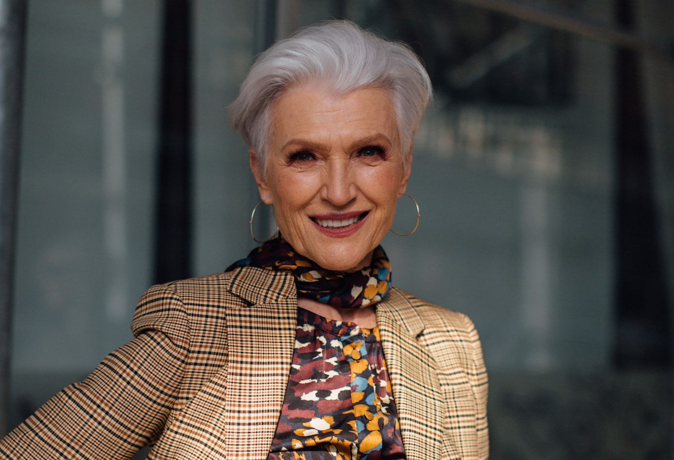 Γυναίκα με grombre μαλλιά γκρίζα φυσικά