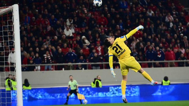 Βενετικίδης απόκρουση Ολυμπιακός Λάρισα