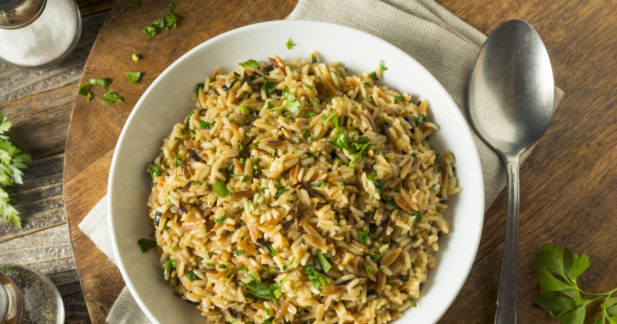 Ζυμαρικά με θαλασσινά, μύδια και γαρίδες σε λευκό πιάτο