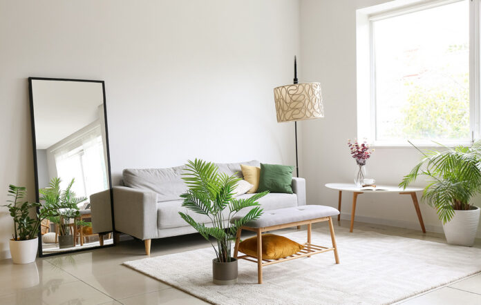 Σαλόνι με ζεστά χρώματα αντί millennial gray