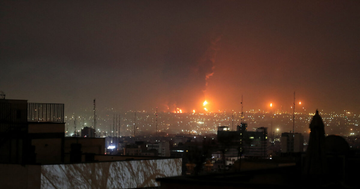 Φλεγόμενο πετρέλαιο δρόμοι Τεχεράνης επιθέσεις