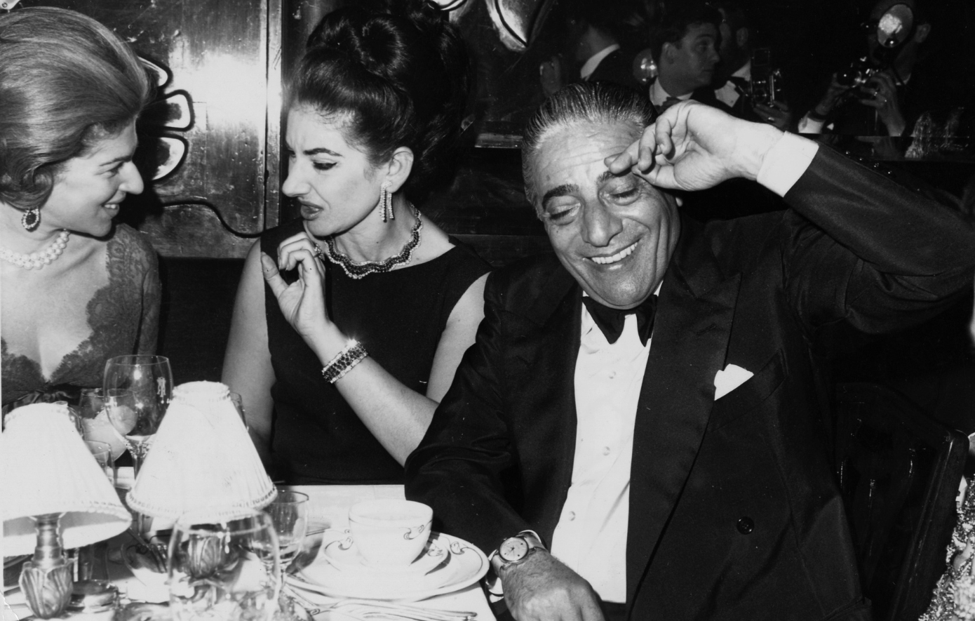 Ανδριάντας Ωνάση στο Ελληνικό δίπλα στο Boeing 727