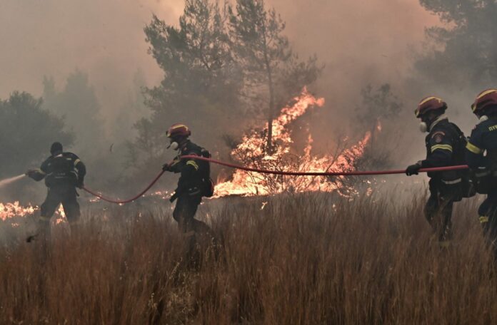 Πυροσβεστικά οχήματα στις πυρκαγιές Αχαΐας Κορινθίας