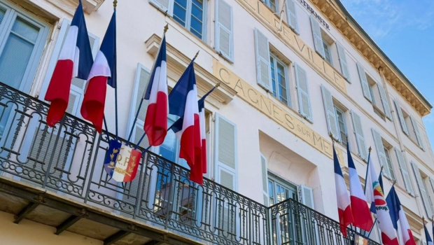 Γαλλία δημαρχείο χωρίς ευρωπαϊκές σημαίες Εθνικός Συναγερμός