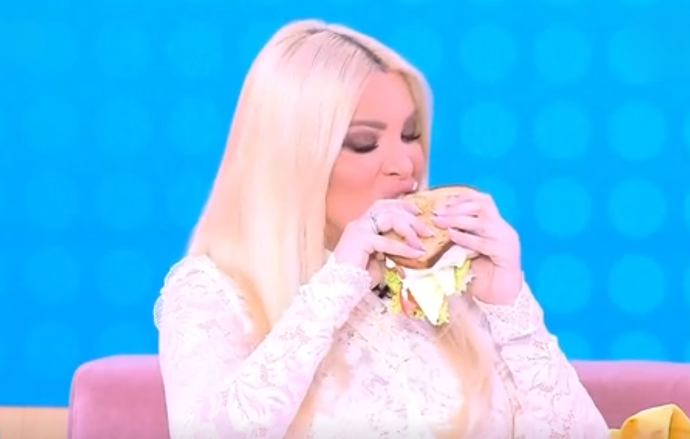 Κατερίνα Καινούργιου ντυμένη στα λευκά στο πλατό