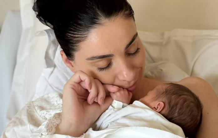 Βαλέρια Χοψονίδου με το μωρό της μετά το χειρουργείο