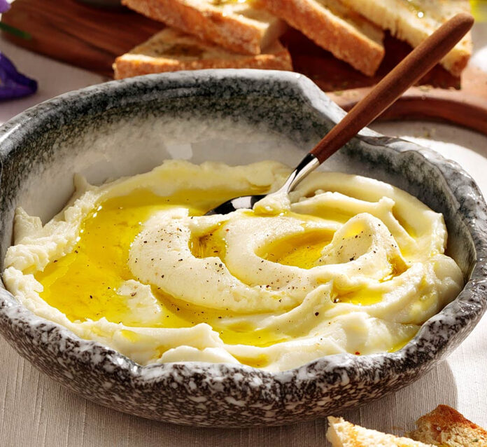 Σκορδαλιά με πατάτες σε μπολ