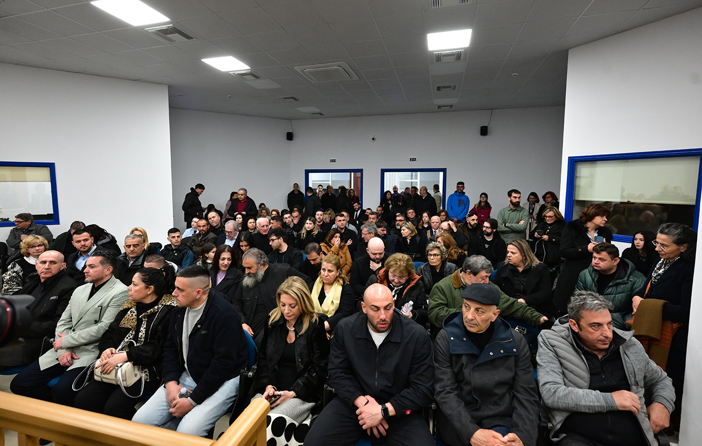 Ξεκίνησε η δίκη των Τεμπών με απεργία και χάος δίκη Τεμπών Λάρισα συγγενείς θυμάτων δικαστήριο