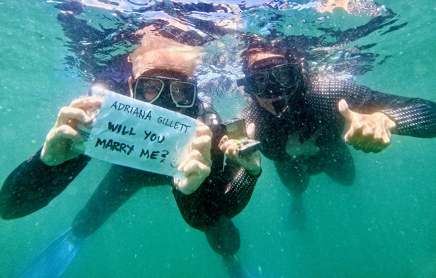 Πρόταση γάμου Hetfield κάτω από το νερό με καρχαρίες Τζέιμς Χέτφιλντ πρόταση γάμου υποβρύχια Αντριάνα Γκίλετ