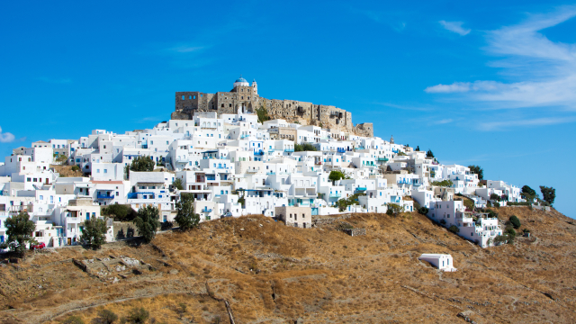 Αστυπάλαια λευκά σπίτια παραλία Guardian 2026