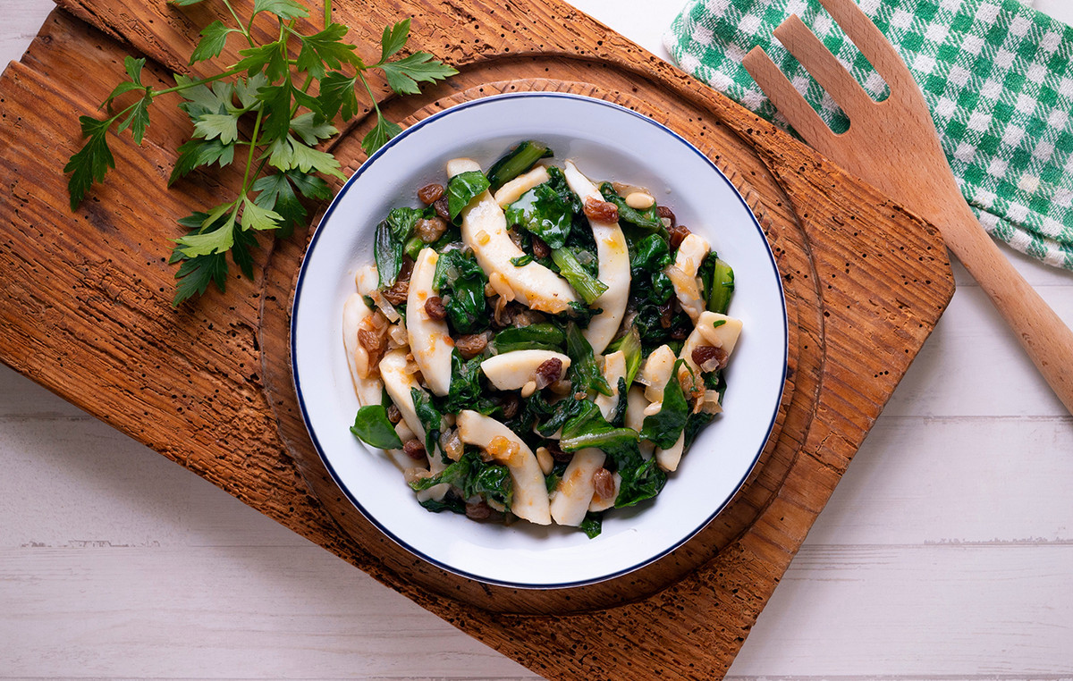 Ζυμαρικά με θαλασσινά, μύδια και γαρίδες σε λευκό πιάτο