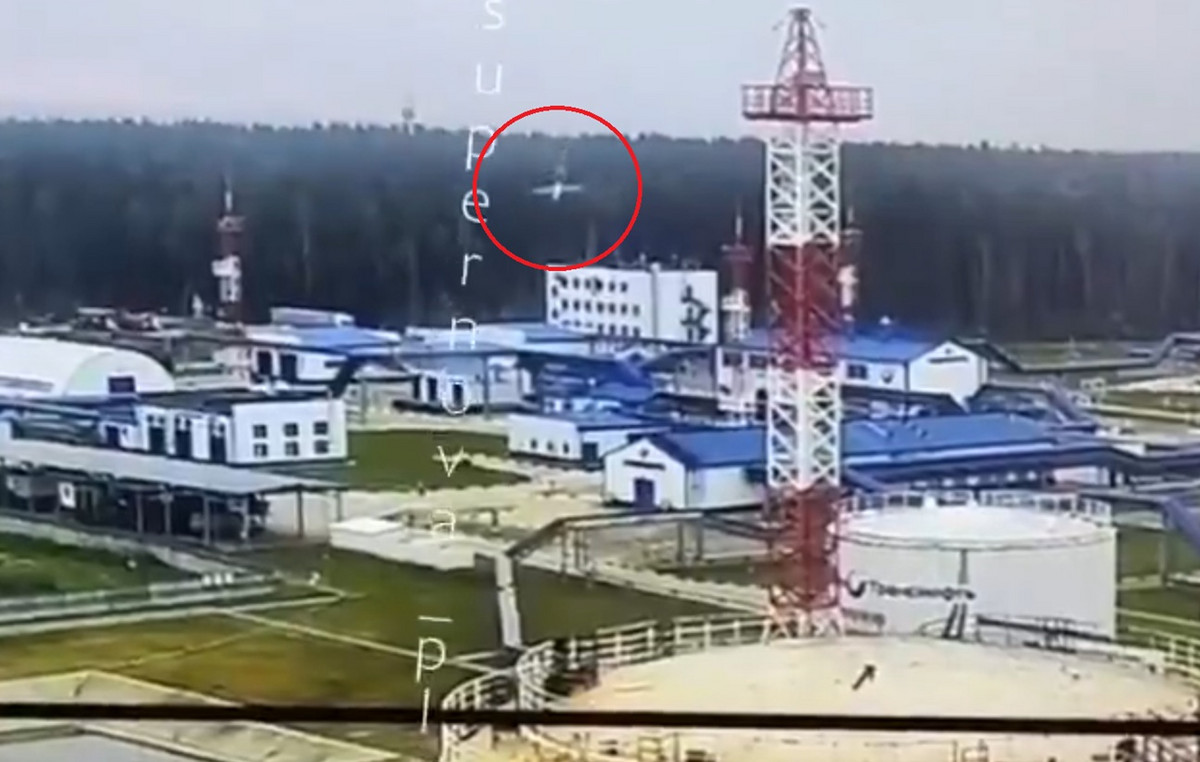 Πυρκαγιά στο λιμάνι Ουστ-Λούγκα από drone