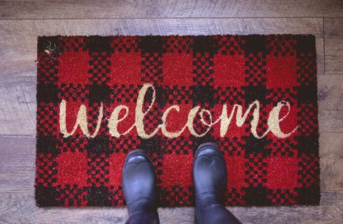 Χαλάκια εισόδου σε πόρτα σπιτιού