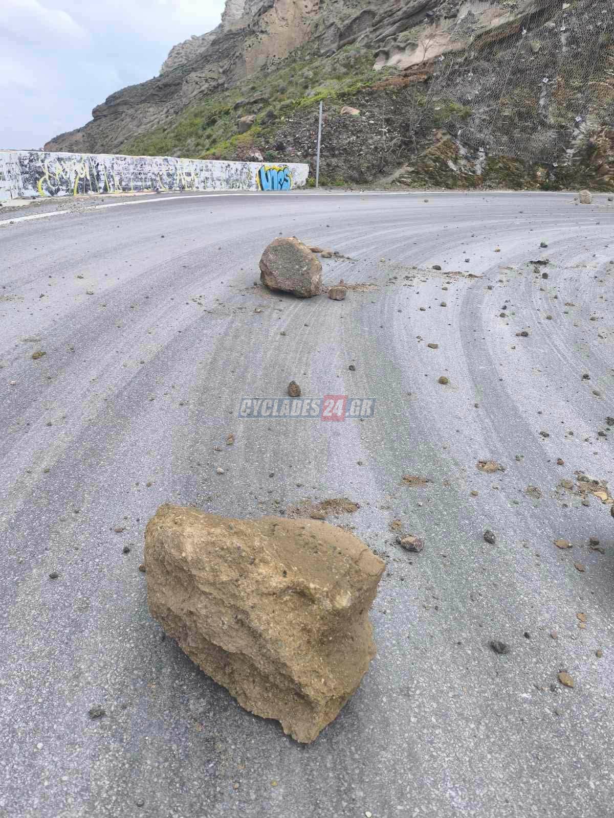 Κατολισθήσεις βράχων στον δρόμο προς λιμάνι Αθηνιού Σαντορίνη