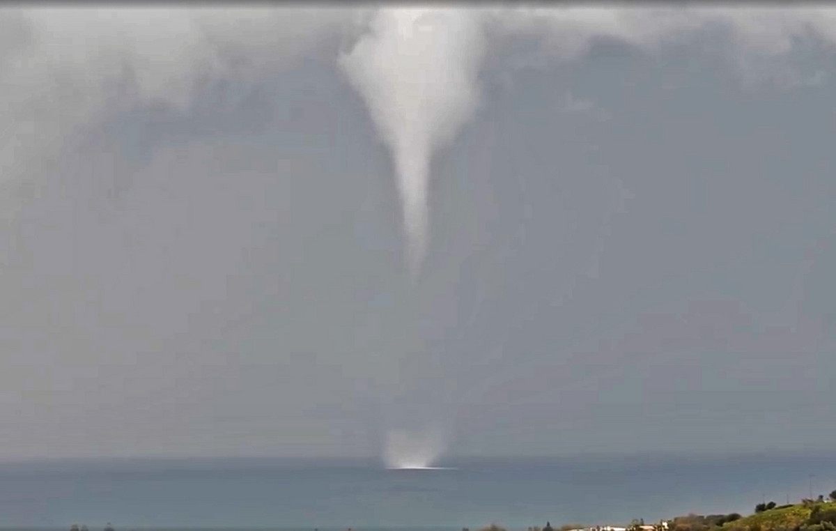 Οδηγός μοτοσικλέτας κάνει σούζες σε δρόμο Αττικής