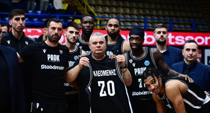 ΠΑΟΚ παίκτες κρατούν φανέλα Κλεομένης