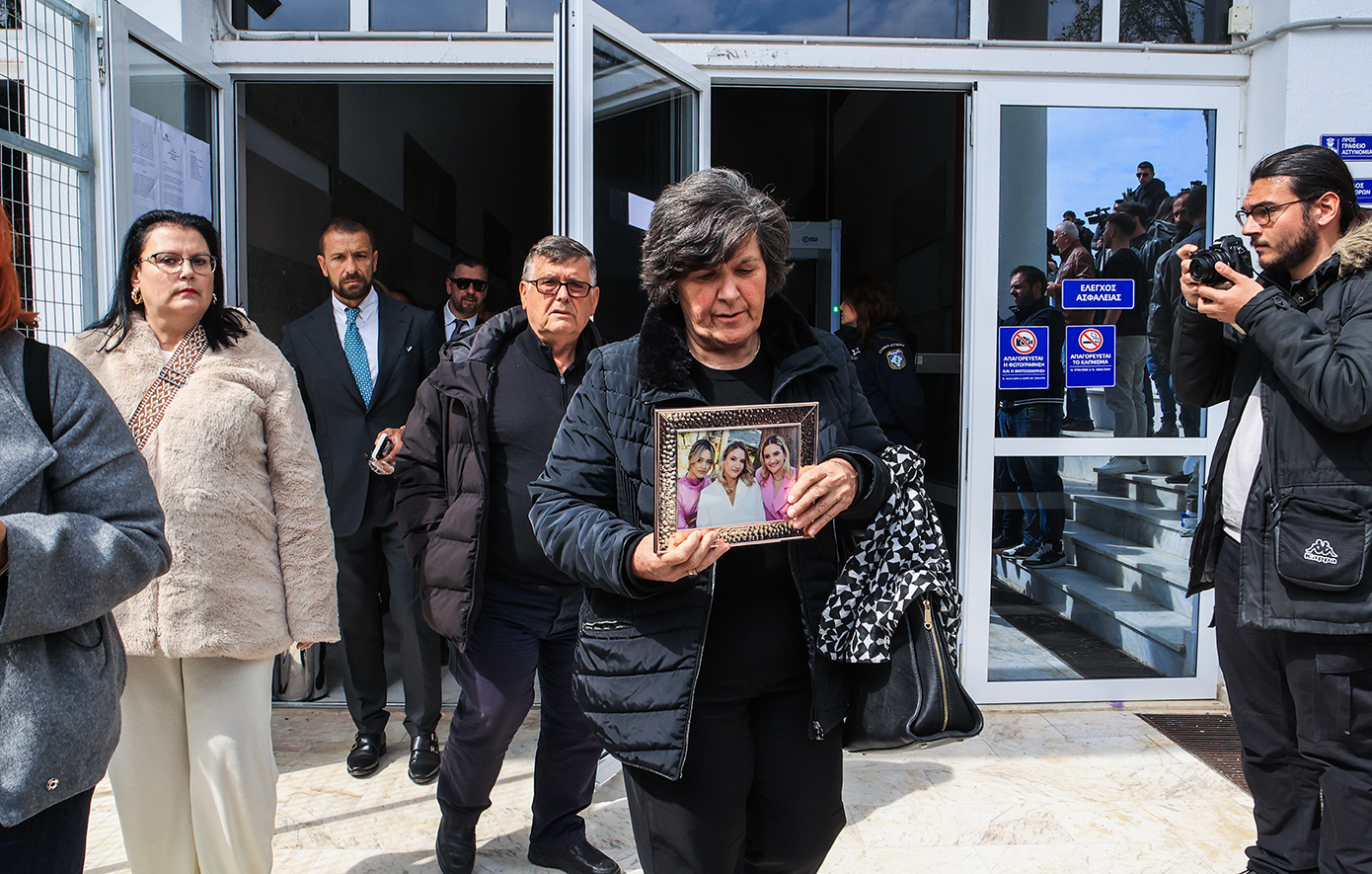 Δίκη Τεμπών: Η γιαγιά με τη φωτογραφία των 3 εγγονών Γιαγιά κρατά φωτογραφία στη δίκη των Τεμπών