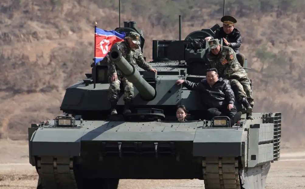 Κιμ Γιονγκ Ουν με κόρη του σε άρμα