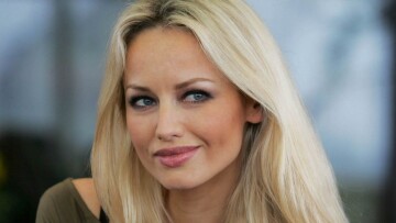 Αντριάνα Σκλεναρίκοβα με πλατινέ κοντά μαλλιά