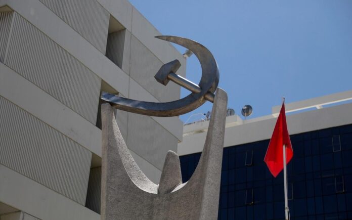 Γονέας μιλάει στα παιδιά για τον πόλεμο