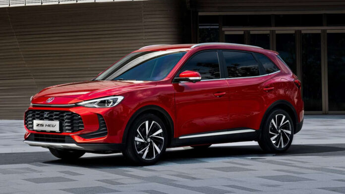 MG ZS Max υβριδικό SUV στον δρόμο