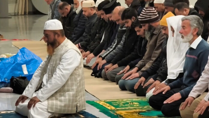 Ιφτάρ στην Πειραιώς με μουσουλμάνους πιστούς