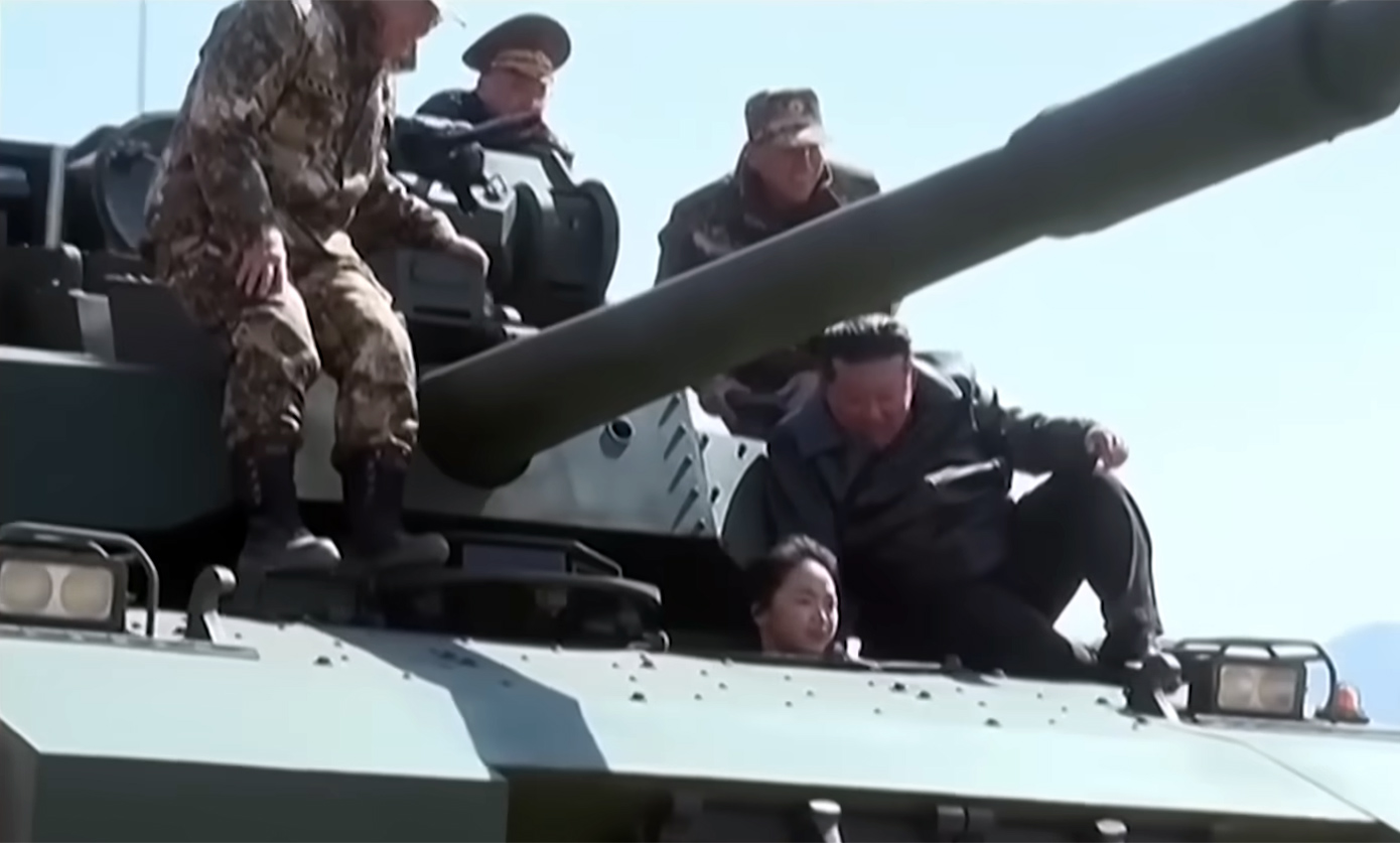 Κιμ Γιονγκ Ουν με κόρη του σε άρμα