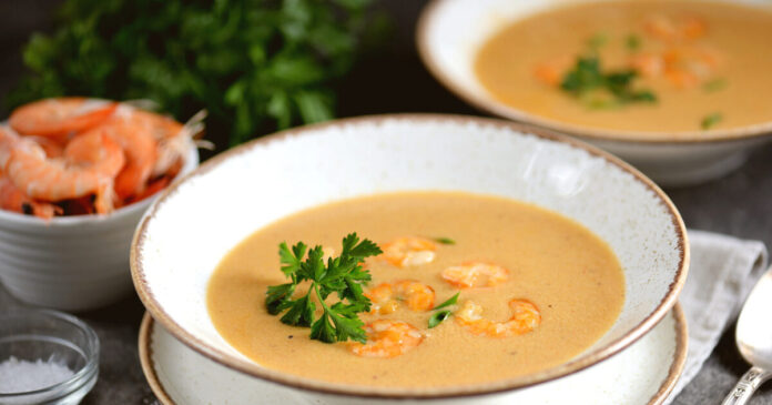 βελούδινη νηστίσιμη γαριδόσουπα σε λευκό πιάτο