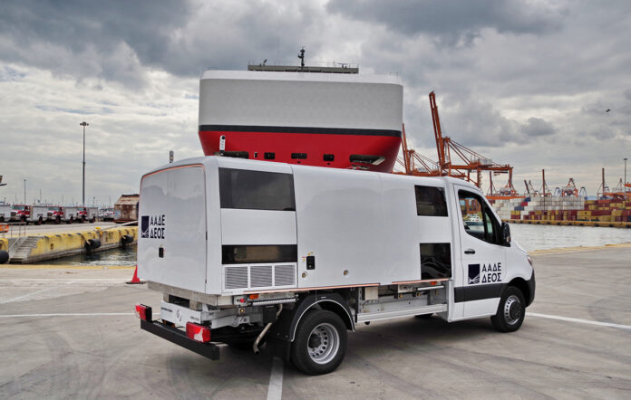 κινητό μηχάνημα X-ray στον λιμένα Πειραιά