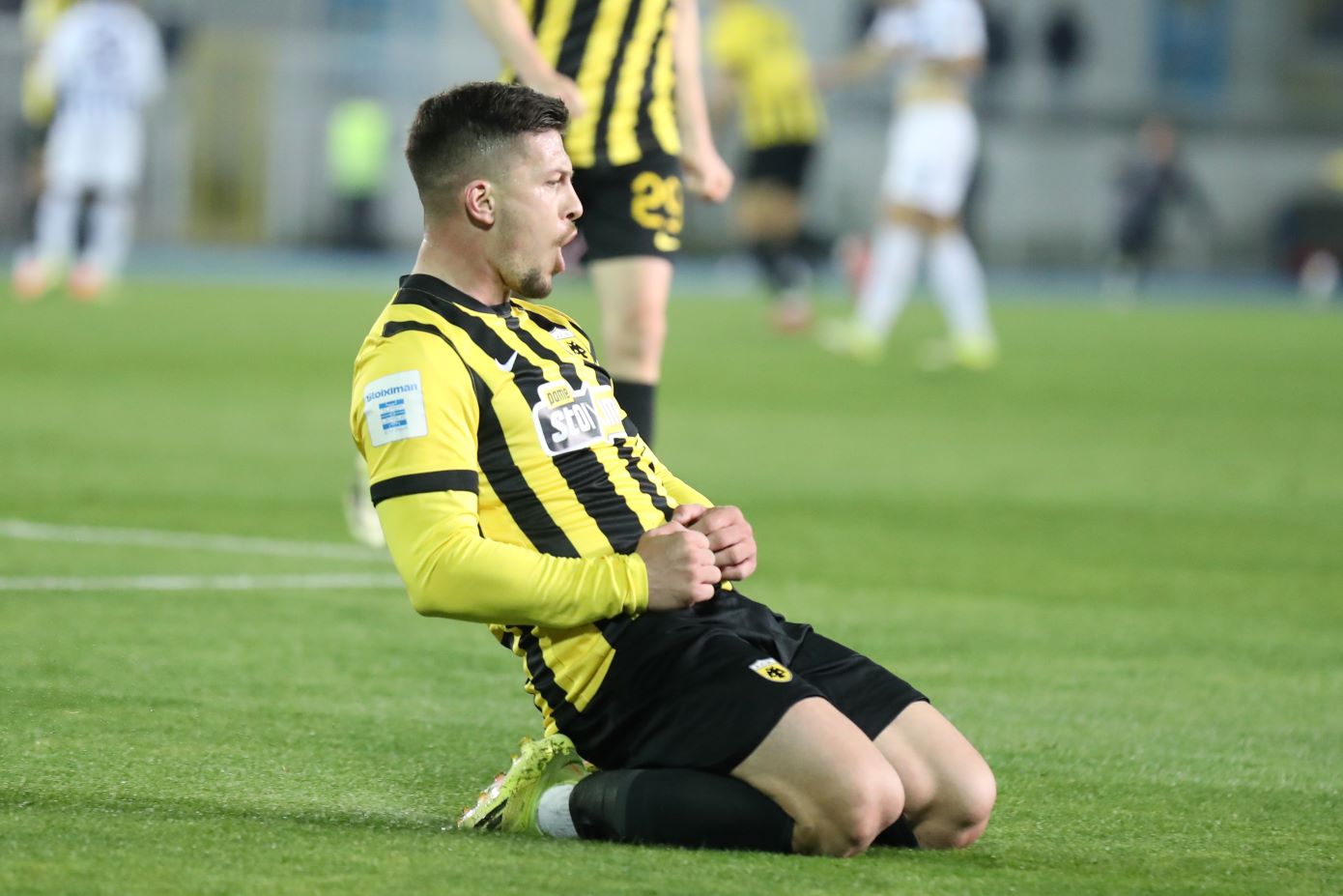 Λούκα Γιόβιτς ΑΕΚ πανηγυρίζει γκολ στο γήπεδο