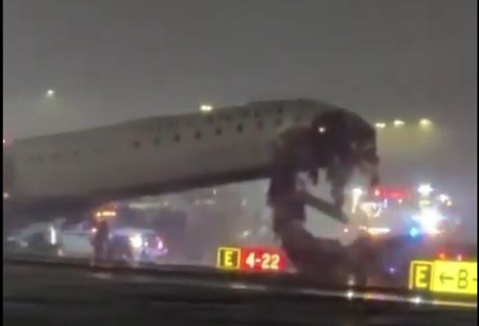 Σύγκρουση αεροσκάφους Air Canada στο αεροδρόμιο LaGuardia Νέας Υόρκης