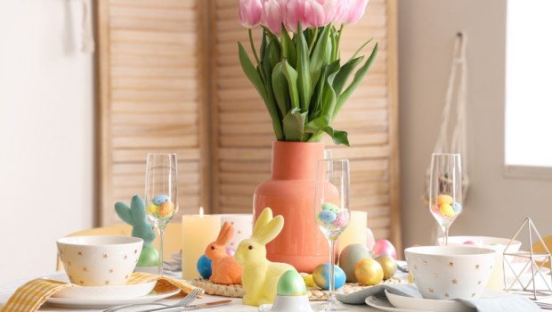 Πασχαλινή διακόσμηση: Τα must για κάθε δωμάτιο Πασχαλινή διακόσμηση τραπεζιού με λουλούδια και κεραμικά