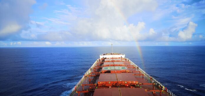 Εμπορικά πλοία διασχίζουν το Στενό του Ορμούζ