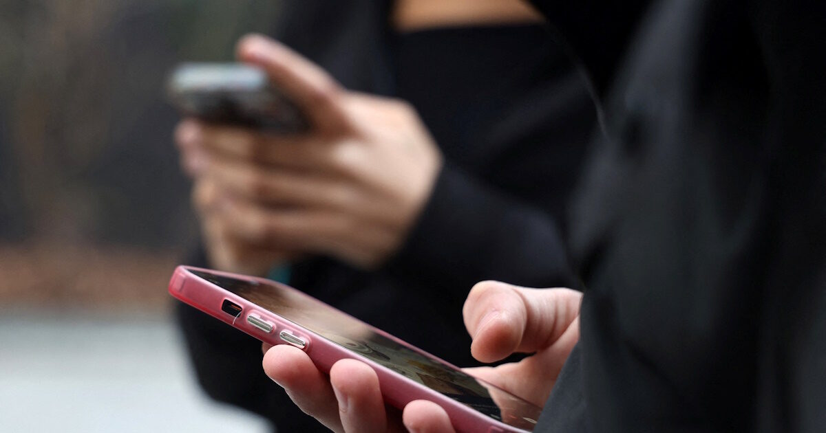 Νέοι επιχειρηματίες υποβάλλουν αίτηση στο πρόγραμμα ΔΥΠΑ