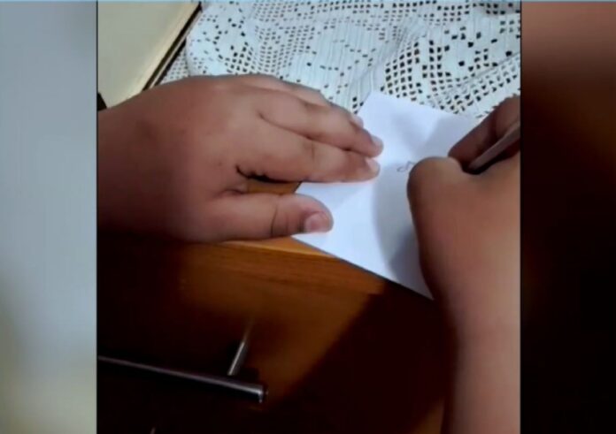 Λεμονόπιτα με κρεμώδες εσωτερικό και ζάχαρη άχνη