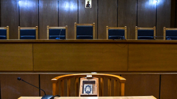 Δίκη Τέμπη: Λακαφώσης μάρτυρας, Κοκοτσάκης εκτός λίστας Δίκη Τέμπη σημείο τραγωδίας μνημείο θύματα