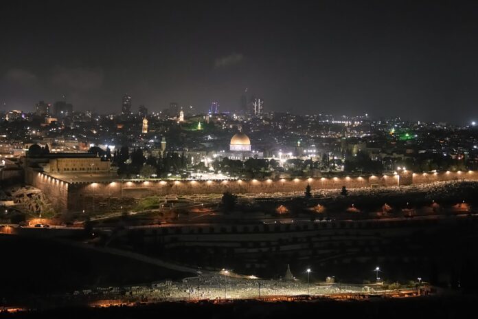 Εκρήξεις από ιρανικούς πυραύλους πάνω από Ιερουσαλήμ